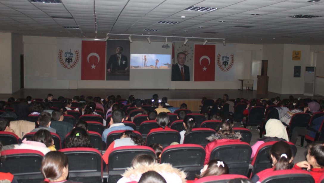 İlçemiz öğrencilerine film izleme etkinliği düzenlendi. 