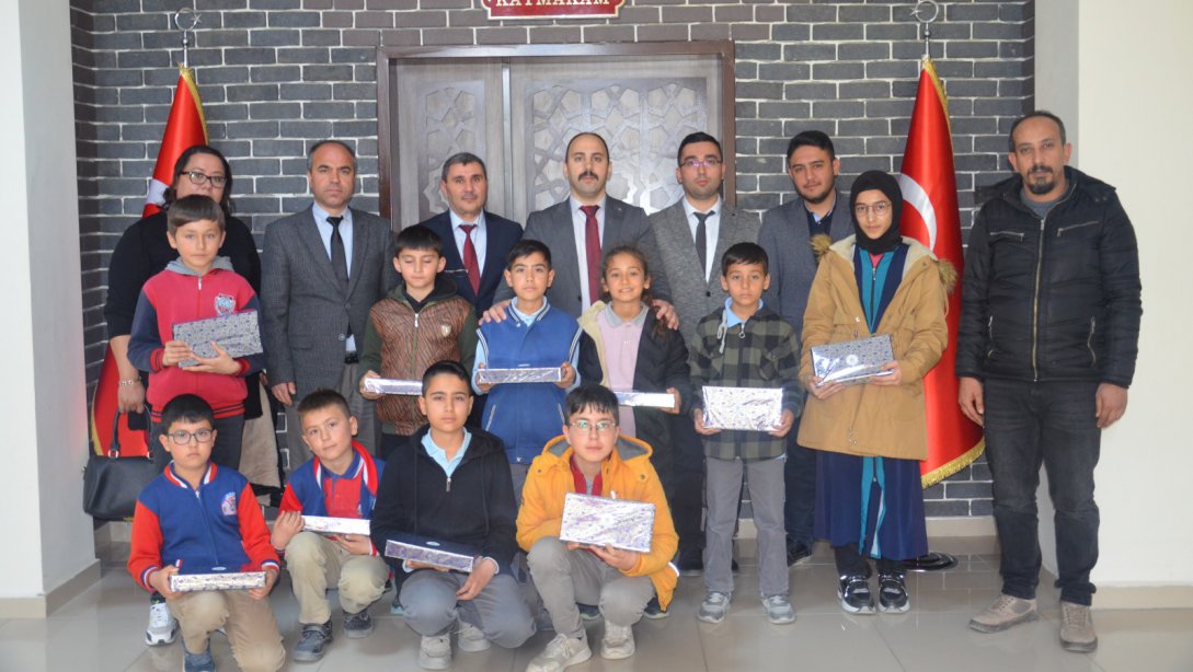 Kaymakamımız Sayın İbrahim ŞAHİN, ilçemizde okullar arası zekâ oyunları yarışmalarında 1. olan öğrencileri  makamında ağırladı.